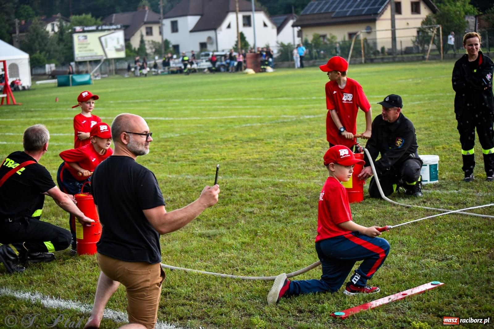 Zdjęcie w galerii na portalu naszraciborz.pl: Zawody sportowo-pożarnicze w Górkach Śląskich. Strażacka rywalizacja mimo kapryśnej pogody wiadomości z regionu