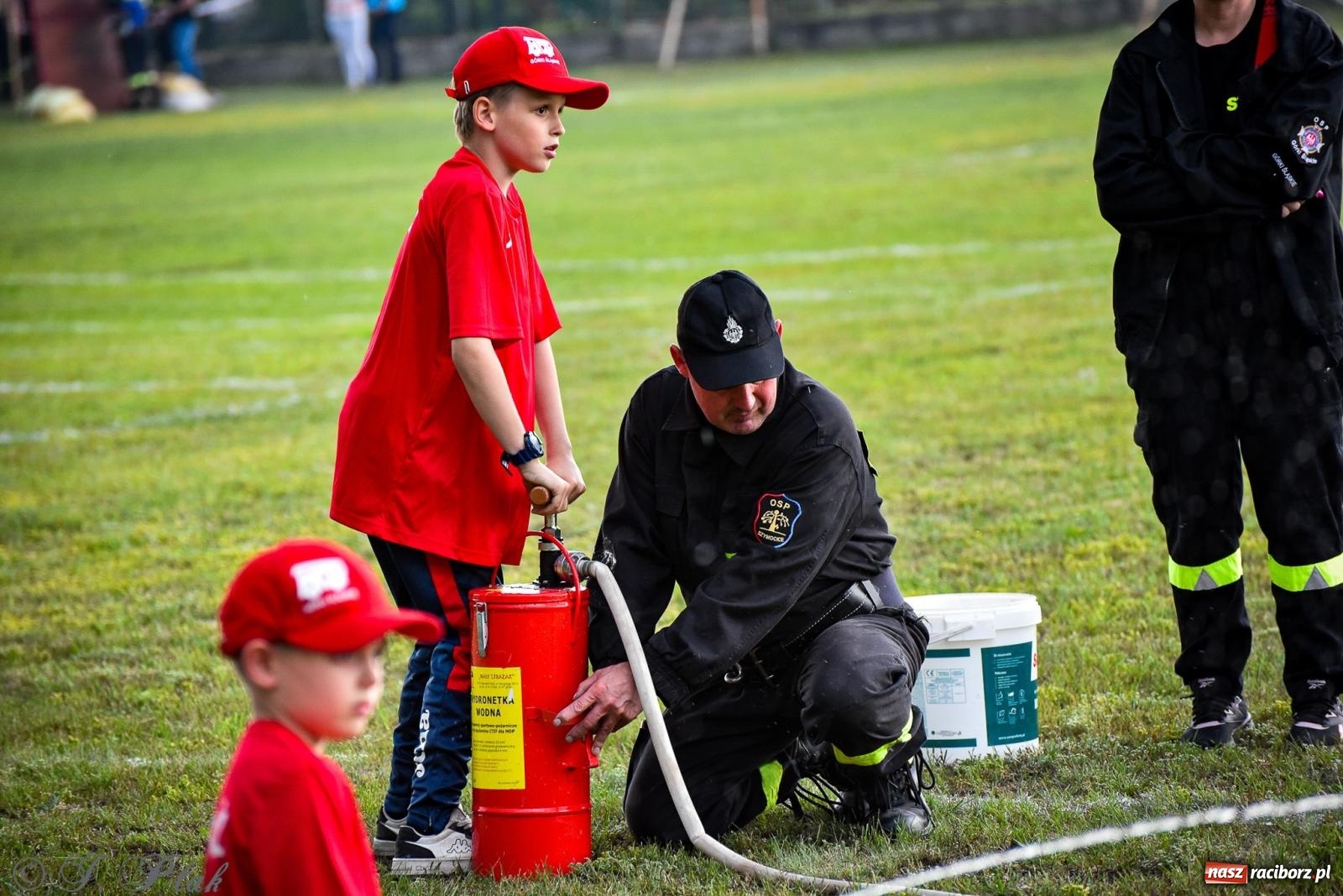 Zdjęcie w galerii na portalu naszraciborz.pl: Zawody sportowo-pożarnicze w Górkach Śląskich. Strażacka rywalizacja mimo kapryśnej pogody wiadomości z regionu