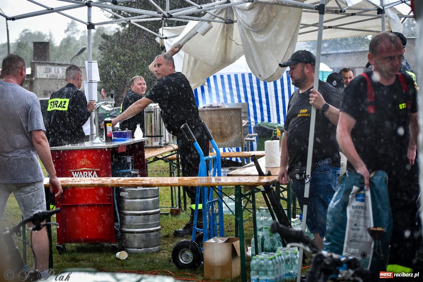 Zdjęcie w galerii na portalu naszraciborz.pl: Zawody sportowo-pożarnicze w Górkach Śląskich. Strażacka rywalizacja mimo kapryśnej pogody wiadomości z regionu