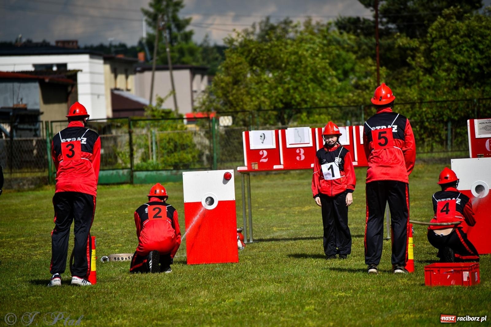 Zdjęcie w galerii na portalu naszraciborz.pl: Zawody sportowo-pożarnicze w Górkach Śląskich. Strażacka rywalizacja mimo kapryśnej pogody wiadomości z regionu