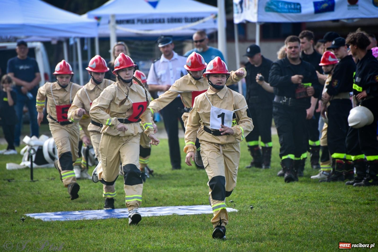 Zdjęcie w galerii na portalu naszraciborz.pl: Zawody sportowo-pożarnicze w Górkach Śląskich. Strażacka rywalizacja mimo kapryśnej pogody wiadomości z regionu