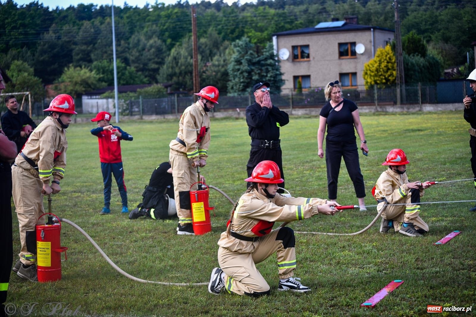 Zdjęcie w galerii na portalu naszraciborz.pl: Zawody sportowo-pożarnicze w Górkach Śląskich. Strażacka rywalizacja mimo kapryśnej pogody wiadomości z regionu