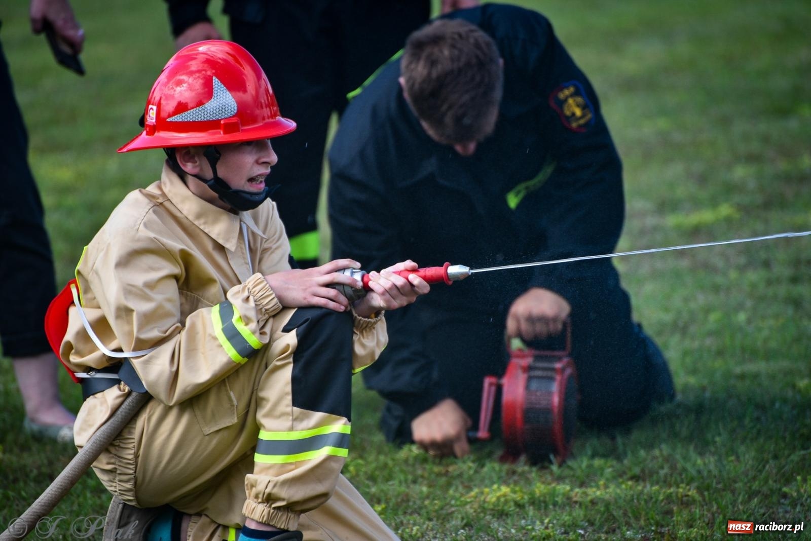Zdjęcie w galerii na portalu naszraciborz.pl: Zawody sportowo-pożarnicze w Górkach Śląskich. Strażacka rywalizacja mimo kapryśnej pogody wiadomości z regionu