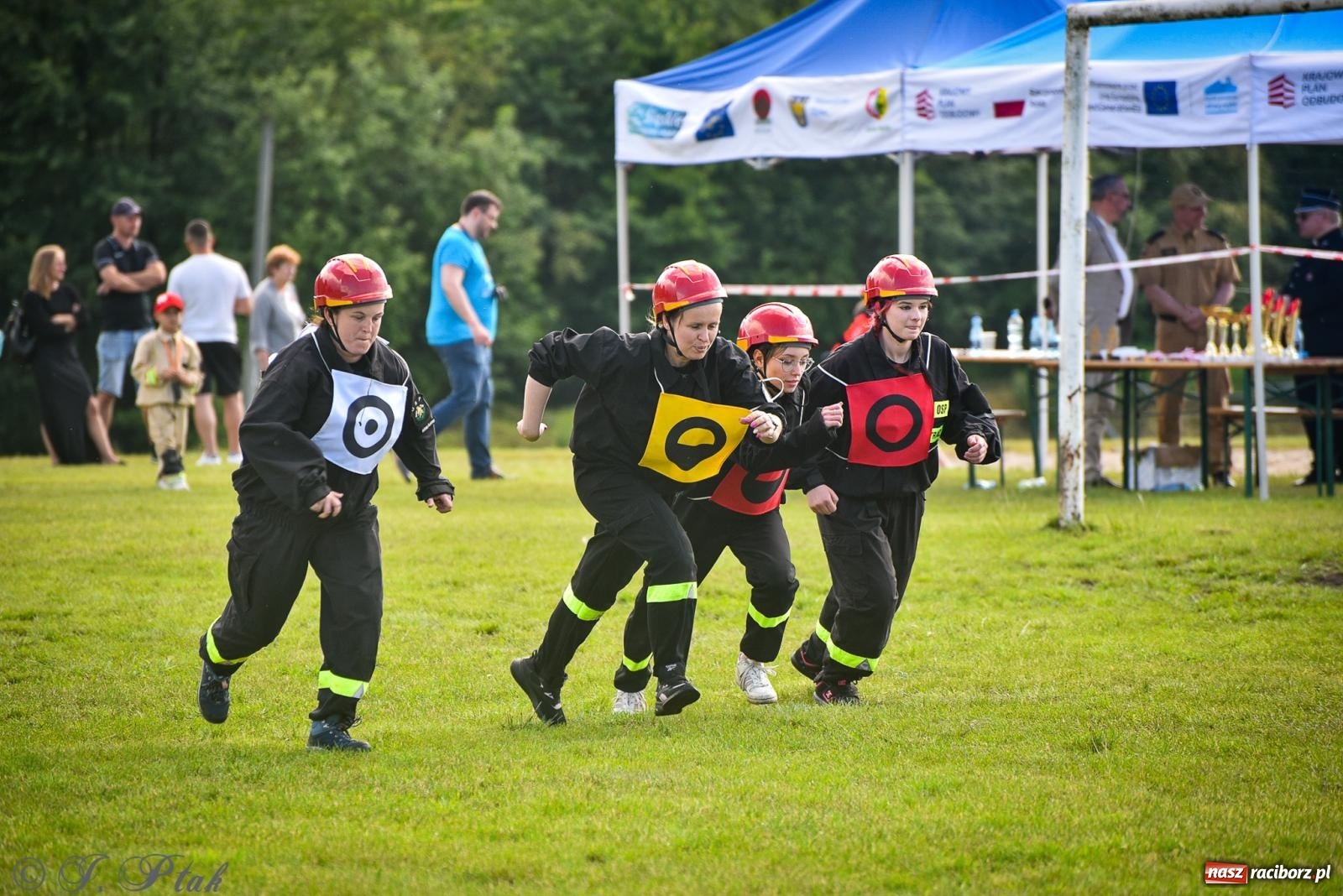 Zdjęcie w galerii na portalu naszraciborz.pl: Zawody sportowo-pożarnicze w Górkach Śląskich. Strażacka rywalizacja mimo kapryśnej pogody wiadomości z regionu
