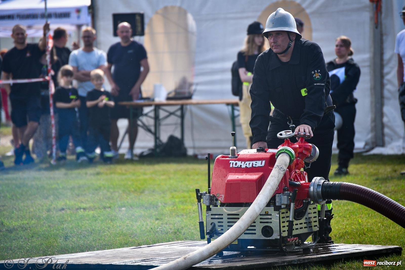 Zdjęcie w galerii na portalu naszraciborz.pl: Zawody sportowo-pożarnicze w Górkach Śląskich. Strażacka rywalizacja mimo kapryśnej pogody wiadomości z regionu