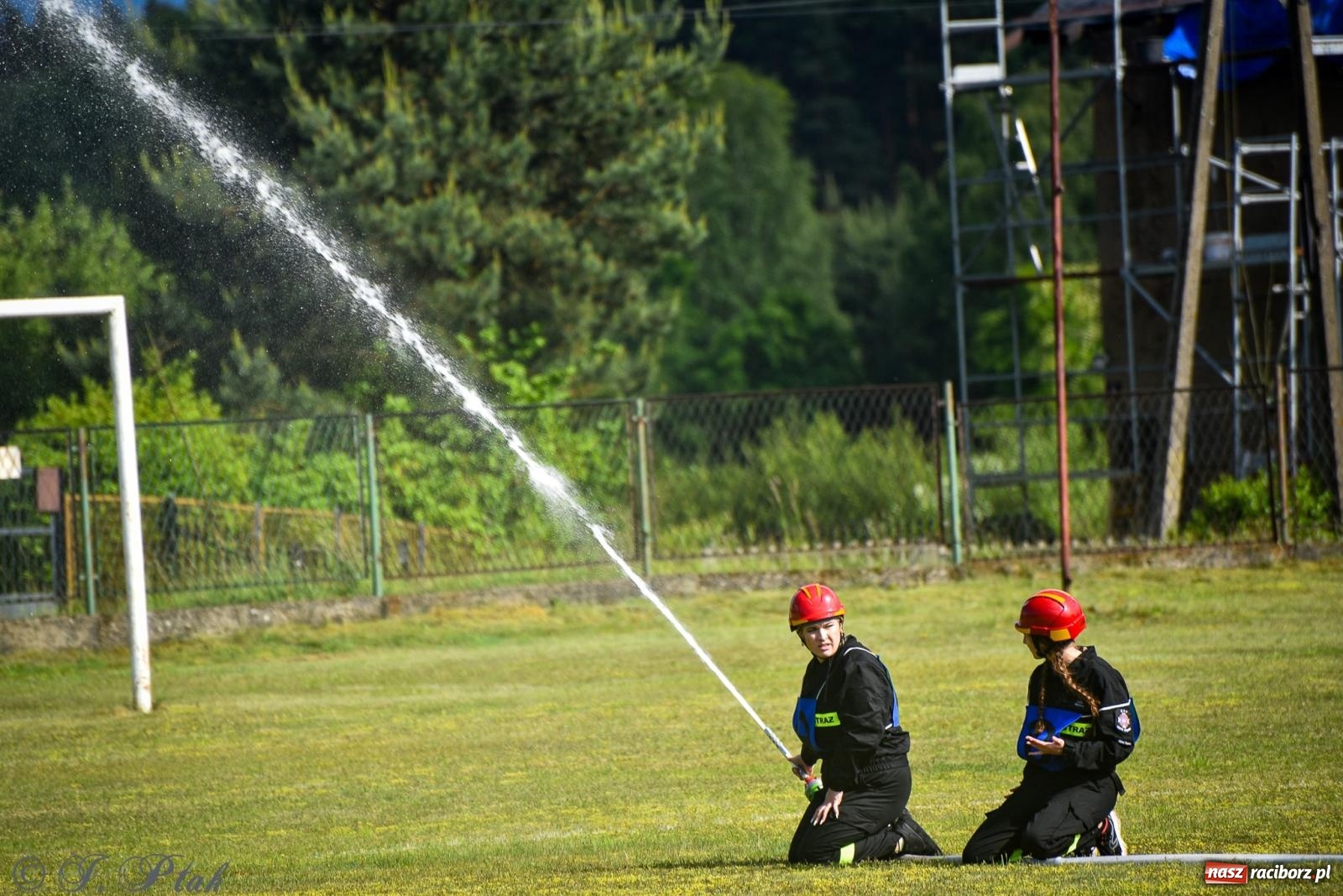 Zdjęcie w galerii na portalu naszraciborz.pl: Zawody sportowo-pożarnicze w Górkach Śląskich. Strażacka rywalizacja mimo kapryśnej pogody wiadomości z regionu