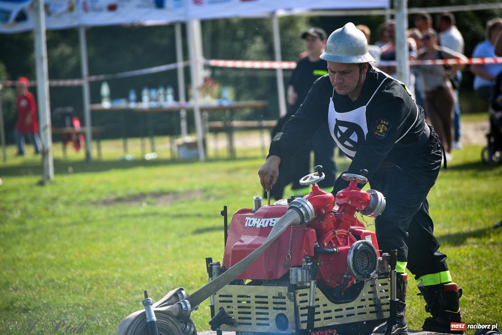 Zdjęcie w galerii na portalu naszraciborz.pl: Zawody sportowo-pożarnicze w Górkach Śląskich. Strażacka rywalizacja mimo kapryśnej pogody wiadomości z regionu