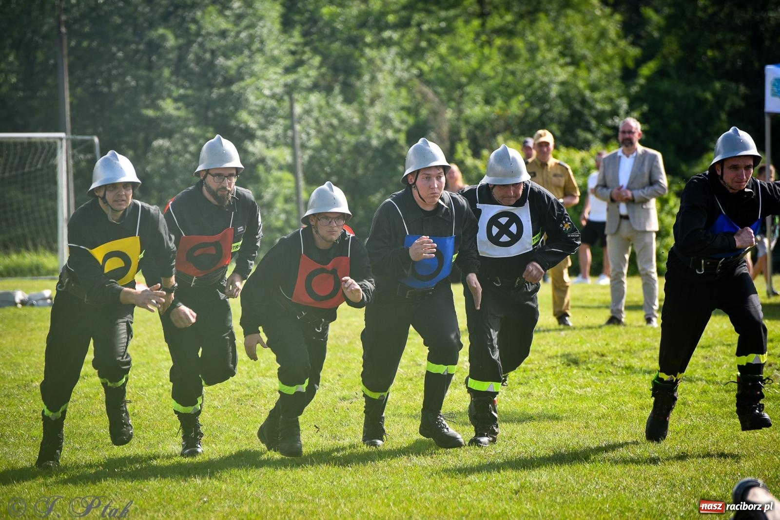 Zdjęcie w galerii na portalu naszraciborz.pl: Zawody sportowo-pożarnicze w Górkach Śląskich. Strażacka rywalizacja mimo kapryśnej pogody wiadomości z regionu