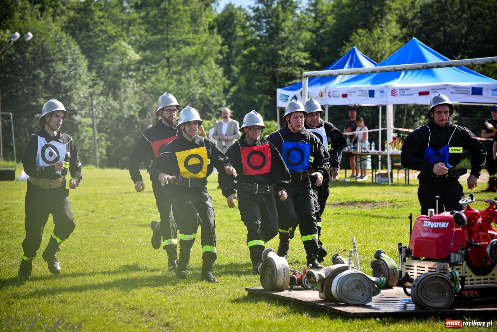 Zdjęcie w galerii na portalu naszraciborz.pl: Zawody sportowo-pożarnicze w Górkach Śląskich. Strażacka rywalizacja mimo kapryśnej pogody wiadomości z regionu
