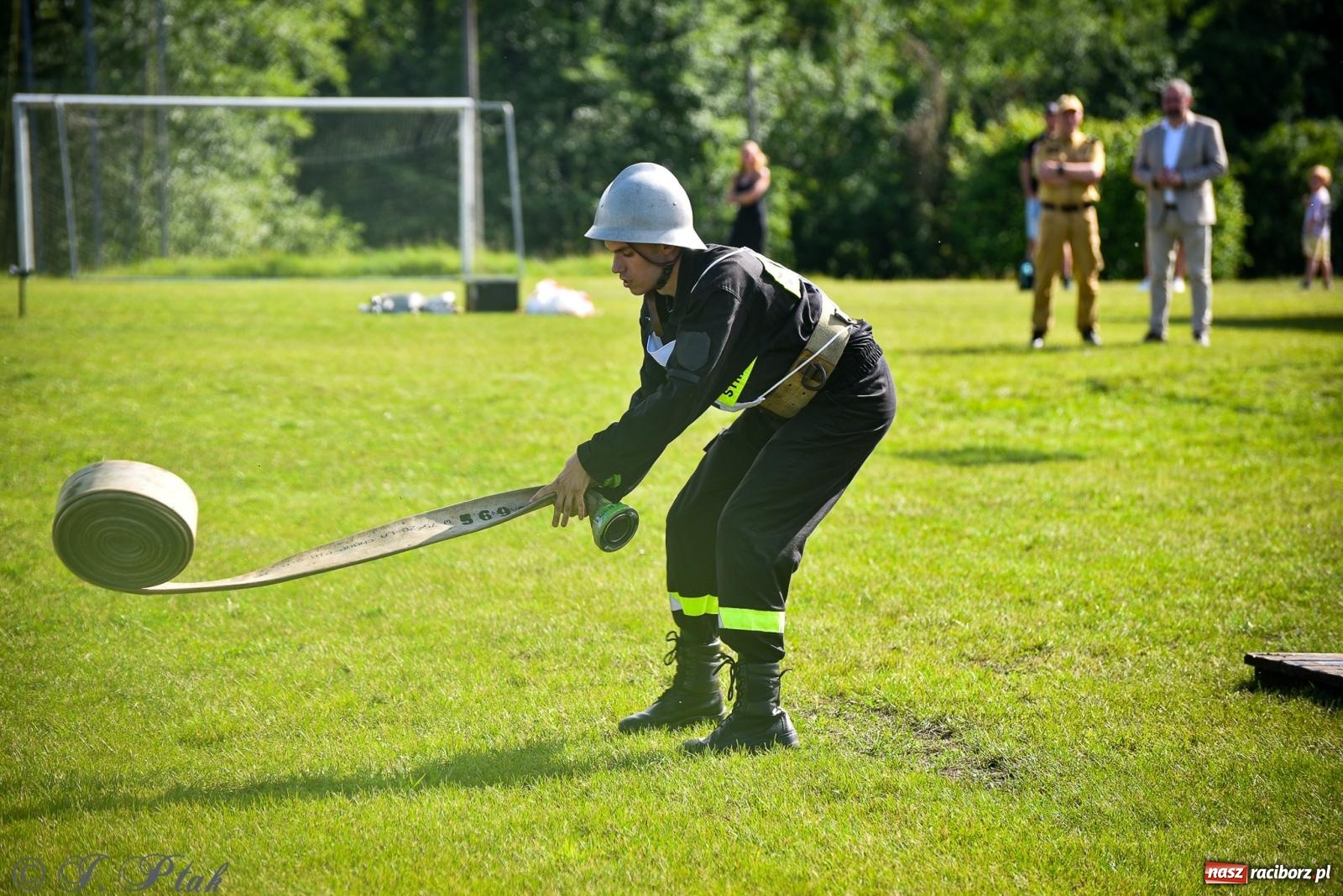 Zdjęcie w galerii na portalu naszraciborz.pl: Zawody sportowo-pożarnicze w Górkach Śląskich. Strażacka rywalizacja mimo kapryśnej pogody wiadomości z regionu