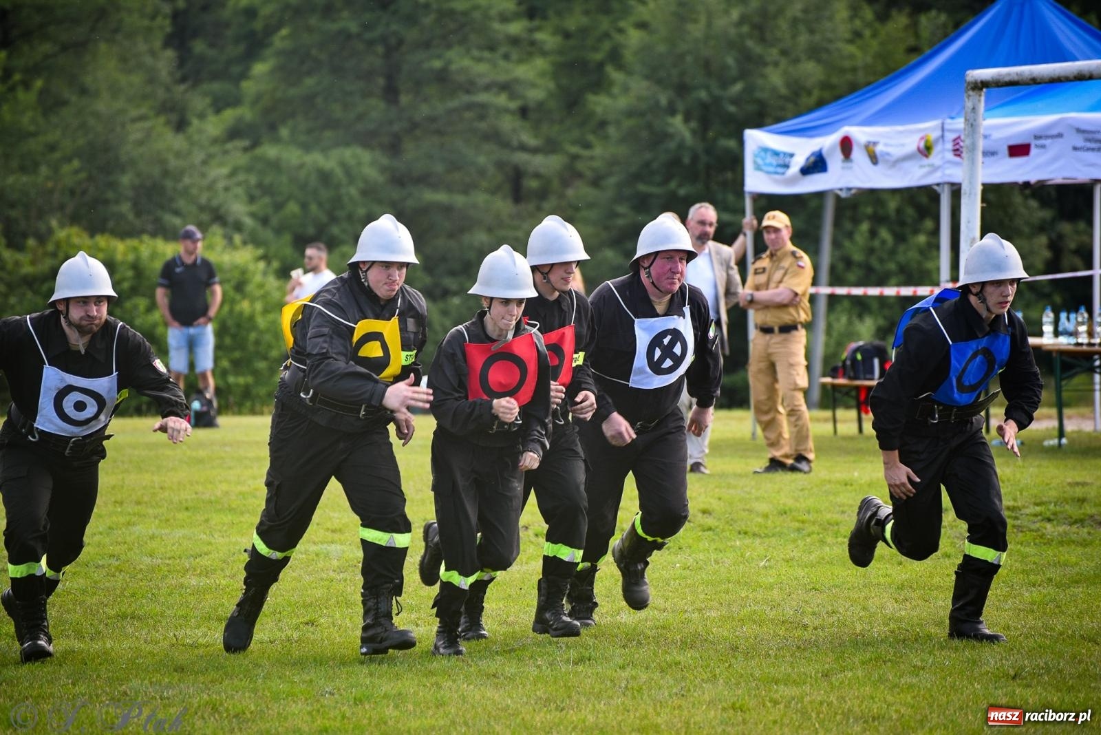 Zdjęcie w galerii na portalu naszraciborz.pl: Zawody sportowo-pożarnicze w Górkach Śląskich. Strażacka rywalizacja mimo kapryśnej pogody wiadomości z regionu