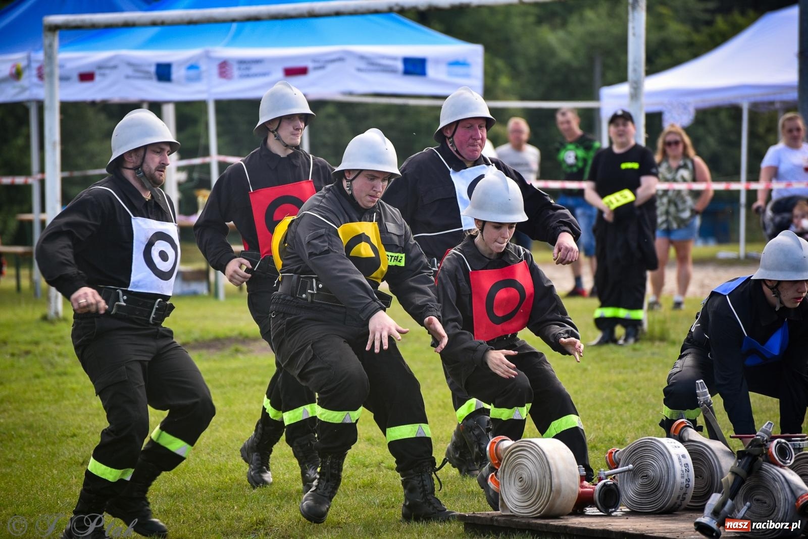 Zdjęcie w galerii na portalu naszraciborz.pl: Zawody sportowo-pożarnicze w Górkach Śląskich. Strażacka rywalizacja mimo kapryśnej pogody wiadomości z regionu