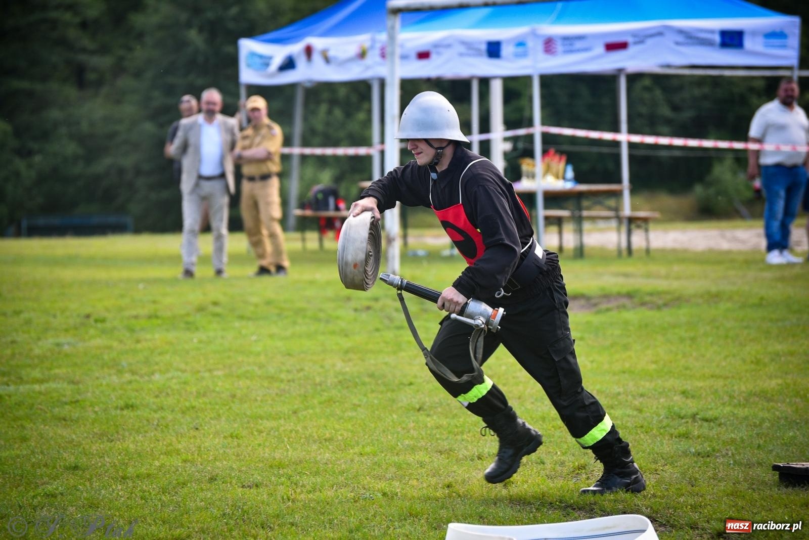Zdjęcie w galerii na portalu naszraciborz.pl: Zawody sportowo-pożarnicze w Górkach Śląskich. Strażacka rywalizacja mimo kapryśnej pogody wiadomości z regionu
