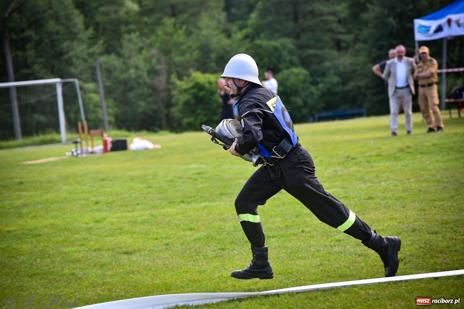 Zdjęcie w galerii na portalu naszraciborz.pl: Zawody sportowo-pożarnicze w Górkach Śląskich. Strażacka rywalizacja mimo kapryśnej pogody wiadomości z regionu