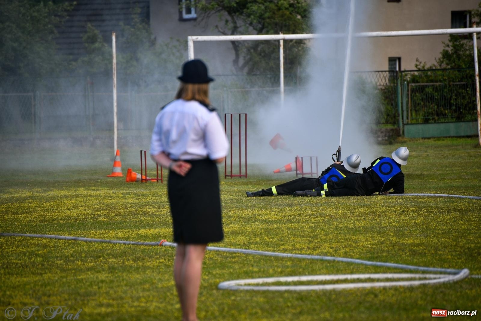 Zdjęcie w galerii na portalu naszraciborz.pl: Zawody sportowo-pożarnicze w Górkach Śląskich. Strażacka rywalizacja mimo kapryśnej pogody wiadomości z regionu