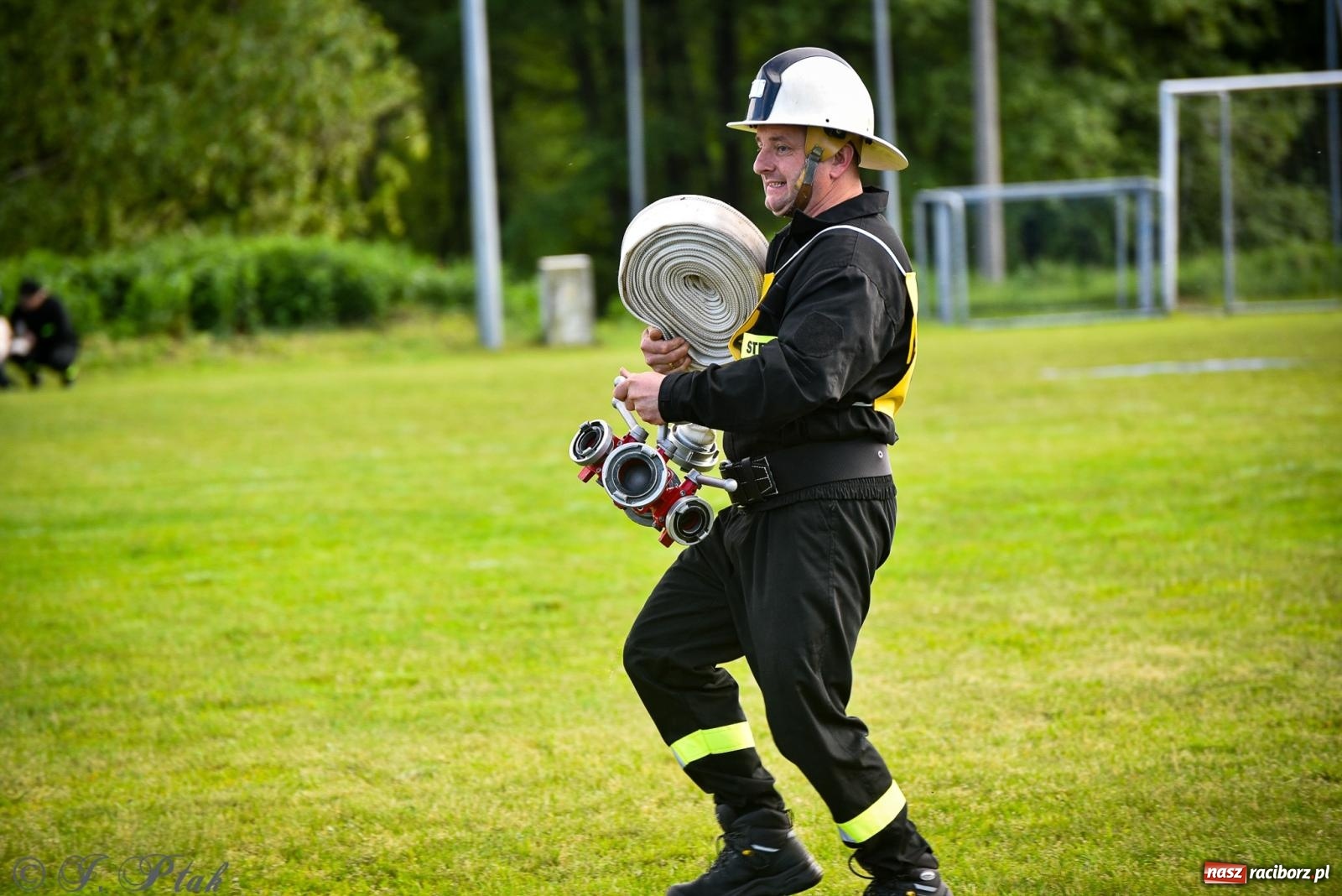 Zdjęcie w galerii na portalu naszraciborz.pl: Zawody sportowo-pożarnicze w Górkach Śląskich. Strażacka rywalizacja mimo kapryśnej pogody wiadomości z regionu