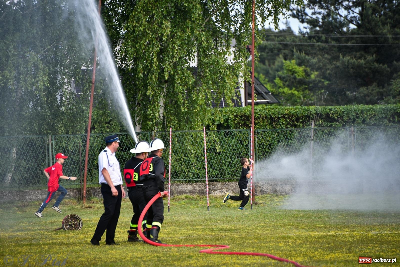Zdjęcie w galerii na portalu naszraciborz.pl: Zawody sportowo-pożarnicze w Górkach Śląskich. Strażacka rywalizacja mimo kapryśnej pogody wiadomości z regionu