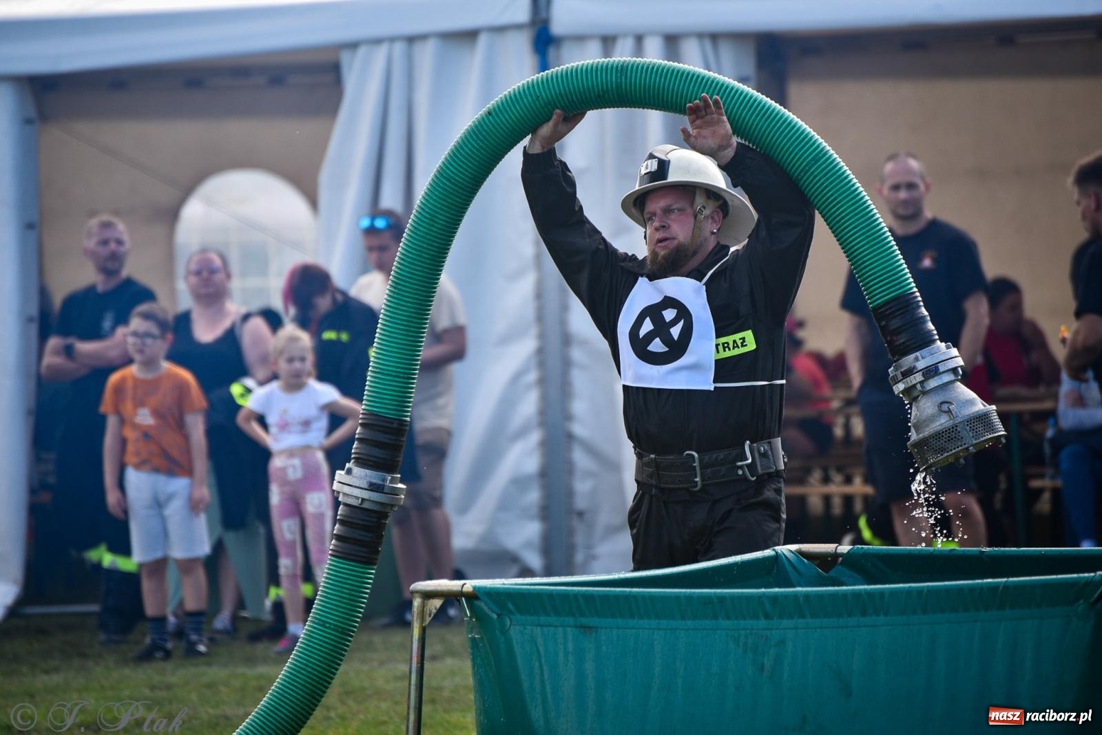 Zdjęcie w galerii na portalu naszraciborz.pl: Zawody sportowo-pożarnicze w Górkach Śląskich. Strażacka rywalizacja mimo kapryśnej pogody wiadomości z regionu