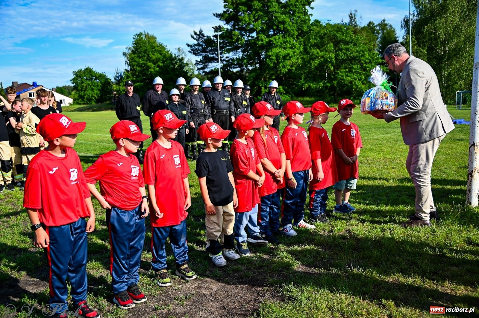 Zdjęcie w galerii na portalu naszraciborz.pl: Zawody sportowo-pożarnicze w Górkach Śląskich. Strażacka rywalizacja mimo kapryśnej pogody wiadomości z regionu