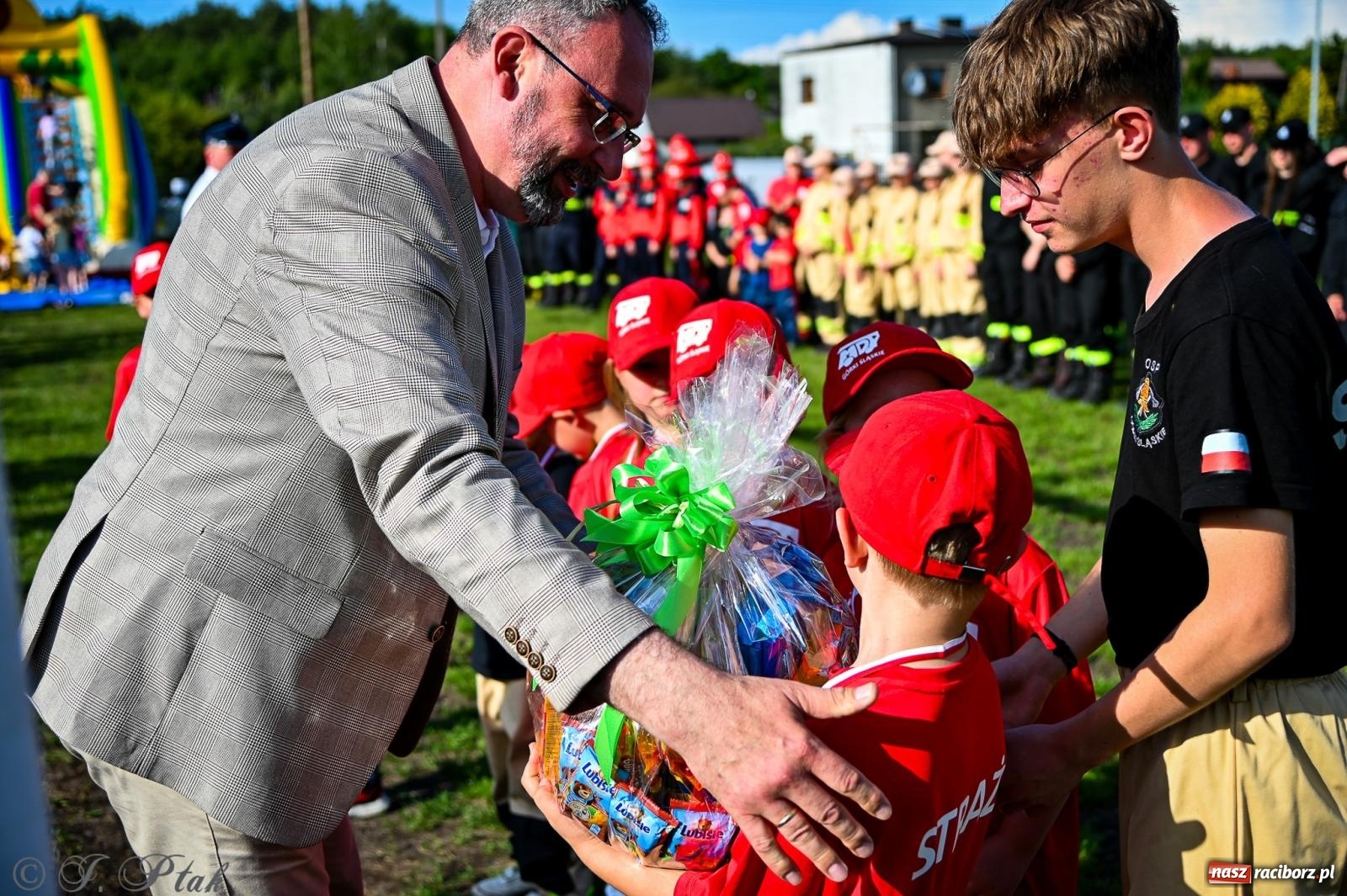 Zdjęcie w galerii na portalu naszraciborz.pl: Zawody sportowo-pożarnicze w Górkach Śląskich. Strażacka rywalizacja mimo kapryśnej pogody wiadomości z regionu