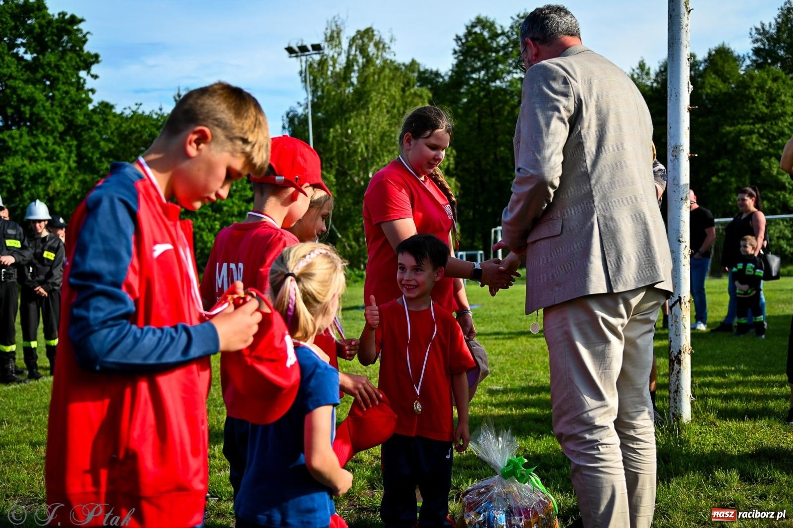 Zdjęcie w galerii na portalu naszraciborz.pl: Zawody sportowo-pożarnicze w Górkach Śląskich. Strażacka rywalizacja mimo kapryśnej pogody wiadomości z regionu