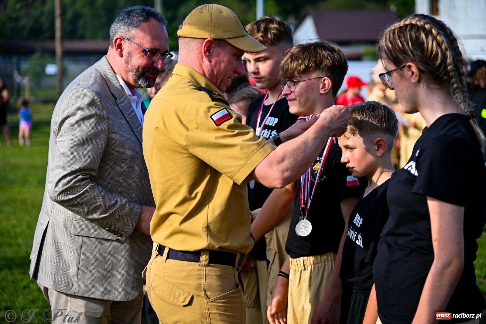 Zdjęcie w galerii na portalu naszraciborz.pl: Zawody sportowo-pożarnicze w Górkach Śląskich. Strażacka rywalizacja mimo kapryśnej pogody wiadomości z regionu