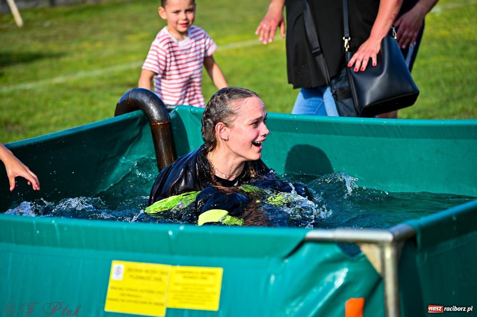 Zdjęcie w galerii na portalu naszraciborz.pl: Zawody sportowo-pożarnicze w Górkach Śląskich. Strażacka rywalizacja mimo kapryśnej pogody wiadomości z regionu