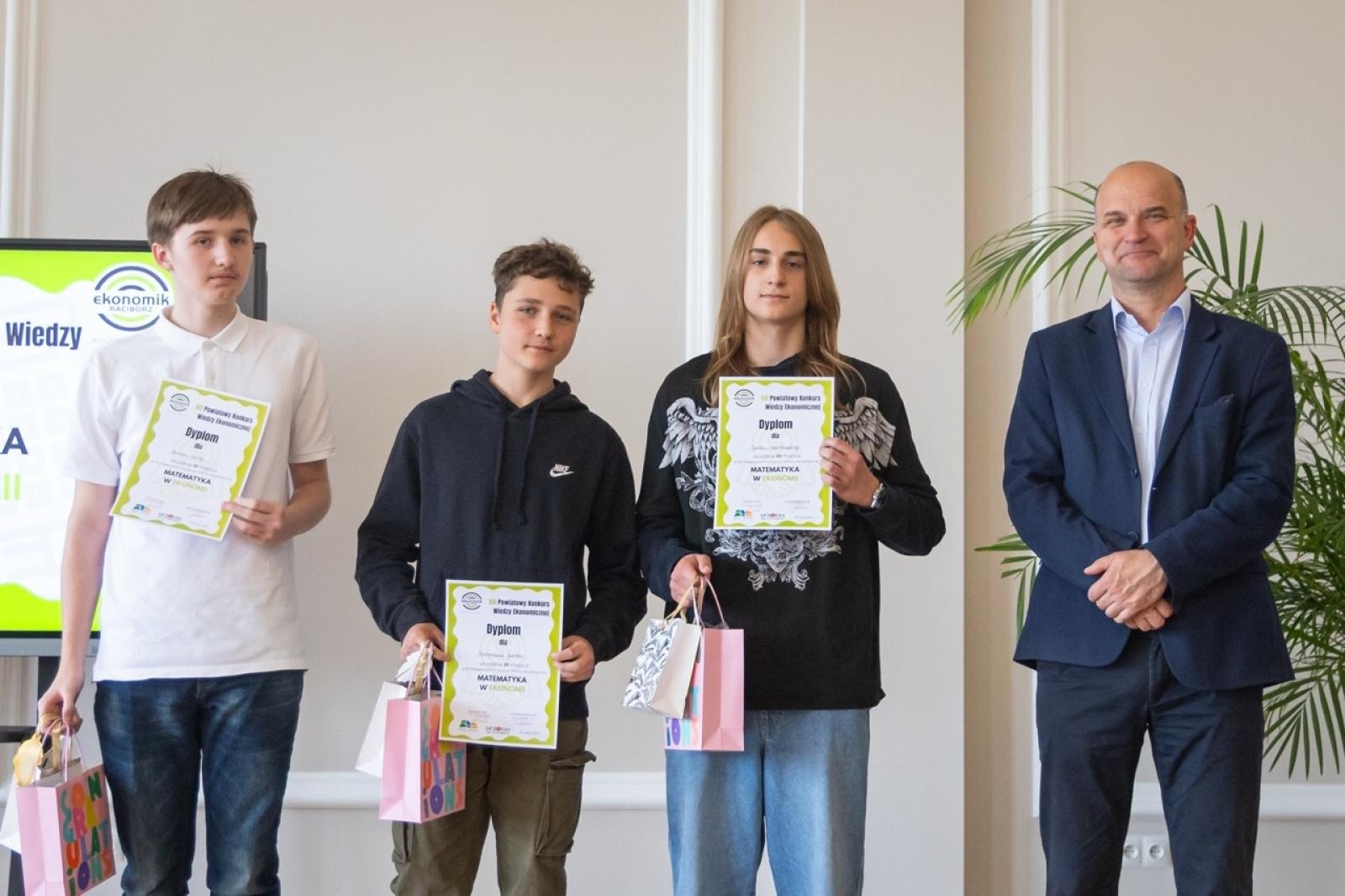 Zdjęcie w galerii na portalu naszraciborz.pl: Matematyka i ekonomia w jednej grze – emocjonująca rywalizacja uczniów z całego powiatu wiadomości z regionu