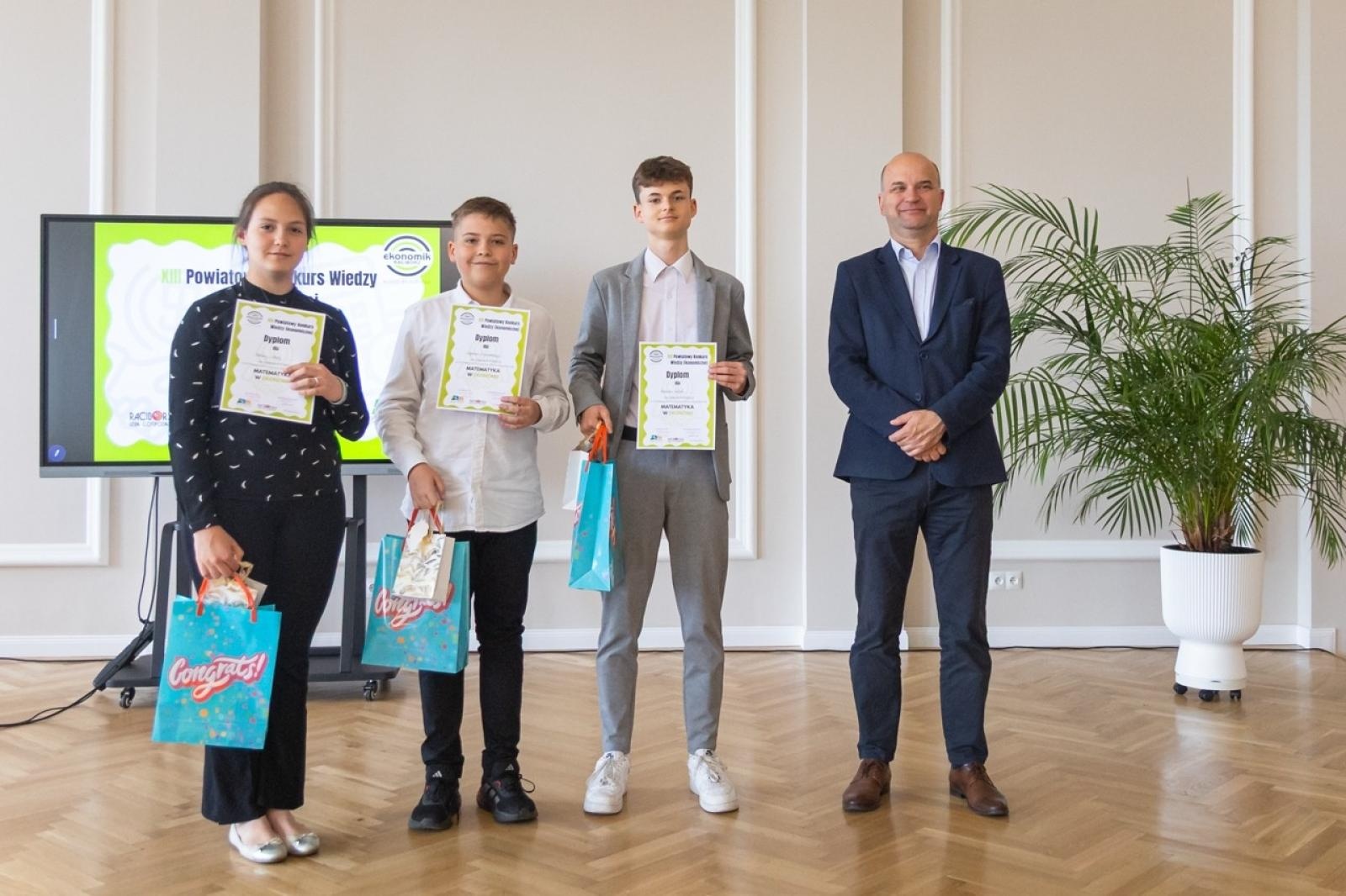 Zdjęcie w galerii na portalu naszraciborz.pl: Matematyka i ekonomia w jednej grze – emocjonująca rywalizacja uczniów z całego powiatu wiadomości z regionu