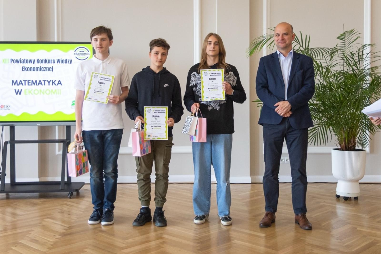 Zdjęcie w galerii na portalu naszraciborz.pl: Matematyka i ekonomia w jednej grze – emocjonująca rywalizacja uczniów z całego powiatu wiadomości z regionu