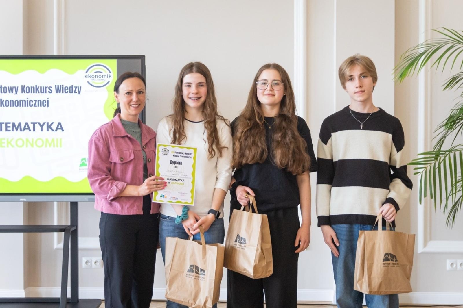 Zdjęcie w galerii na portalu naszraciborz.pl: Matematyka i ekonomia w jednej grze – emocjonująca rywalizacja uczniów z całego powiatu wiadomości z regionu