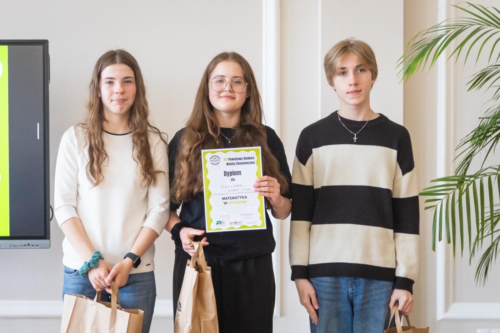 Zdjęcie w galerii na portalu naszraciborz.pl: Matematyka i ekonomia w jednej grze – emocjonująca rywalizacja uczniów z całego powiatu wiadomości z regionu