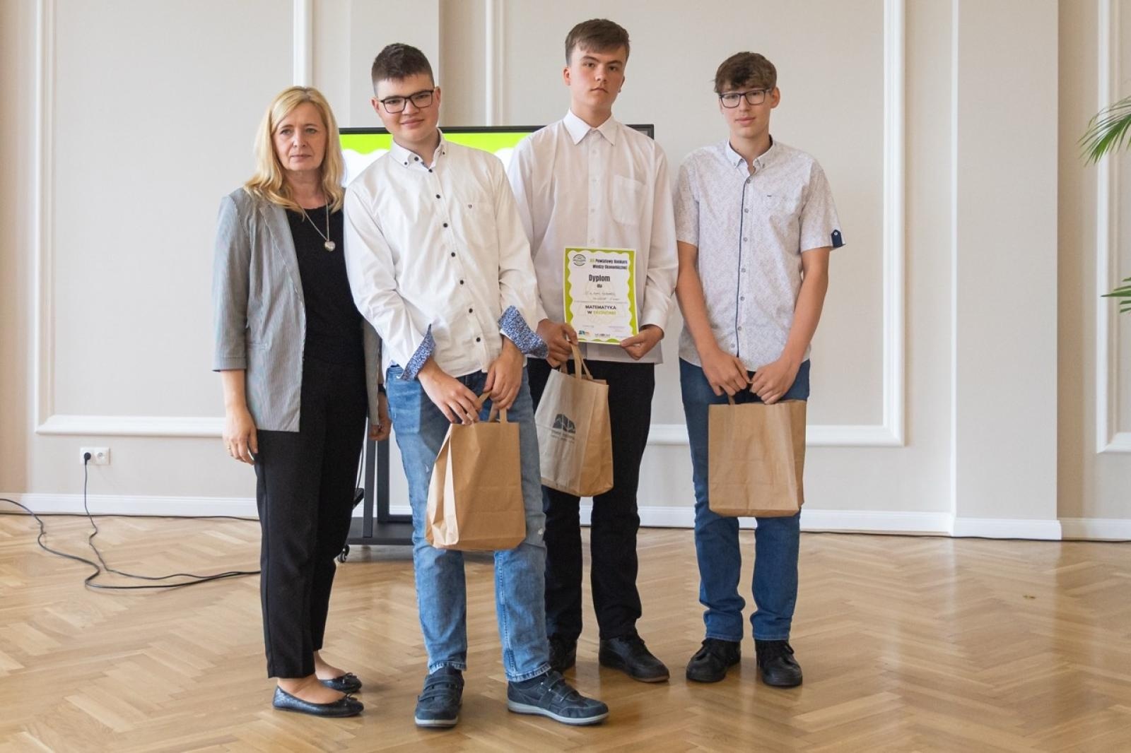 Zdjęcie w galerii na portalu naszraciborz.pl: Matematyka i ekonomia w jednej grze – emocjonująca rywalizacja uczniów z całego powiatu wiadomości z regionu