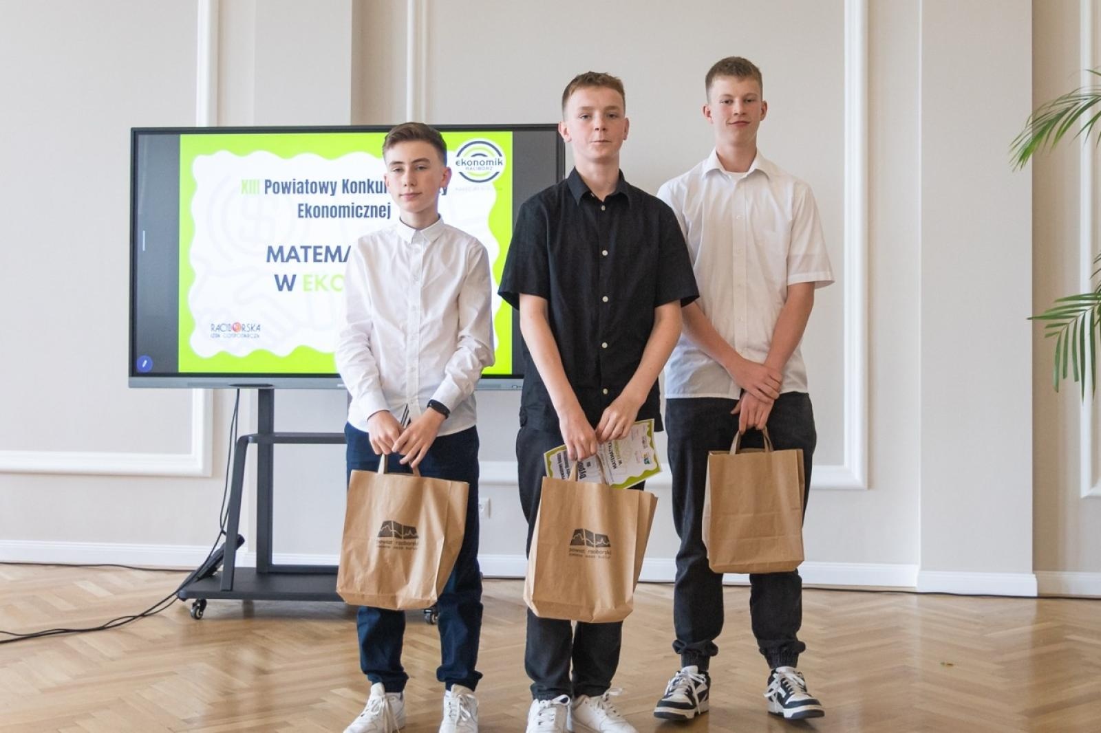 Zdjęcie w galerii na portalu naszraciborz.pl: Matematyka i ekonomia w jednej grze – emocjonująca rywalizacja uczniów z całego powiatu wiadomości z regionu