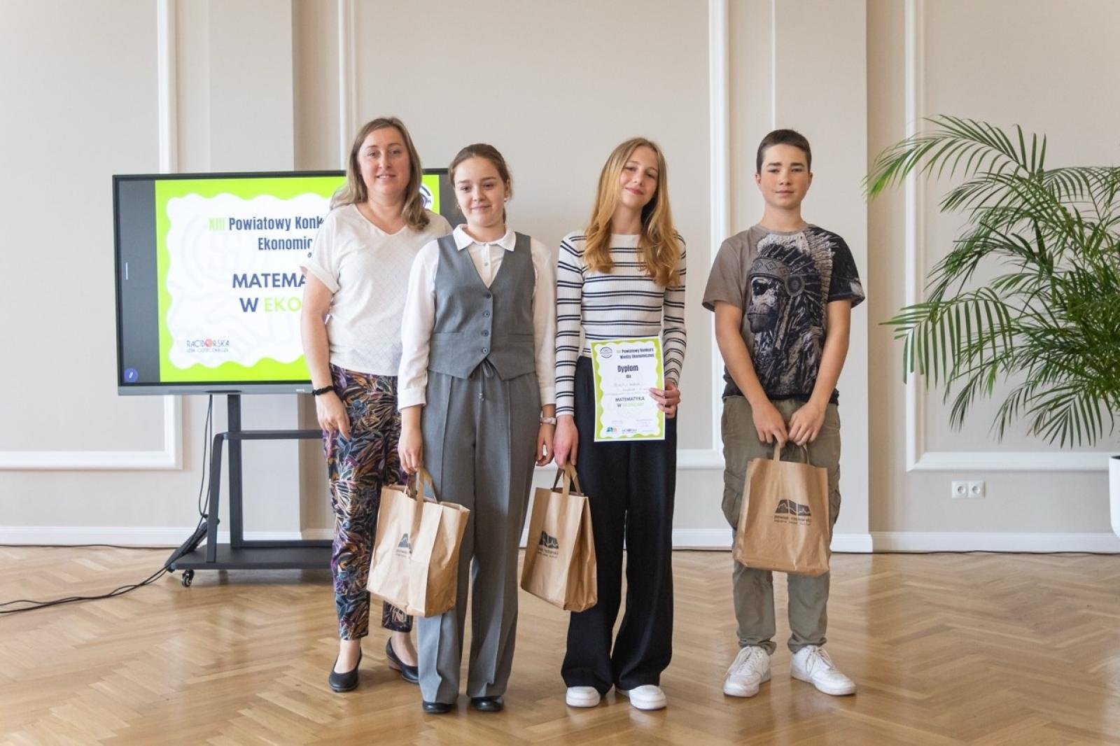 Zdjęcie w galerii na portalu naszraciborz.pl: Matematyka i ekonomia w jednej grze – emocjonująca rywalizacja uczniów z całego powiatu wiadomości z regionu