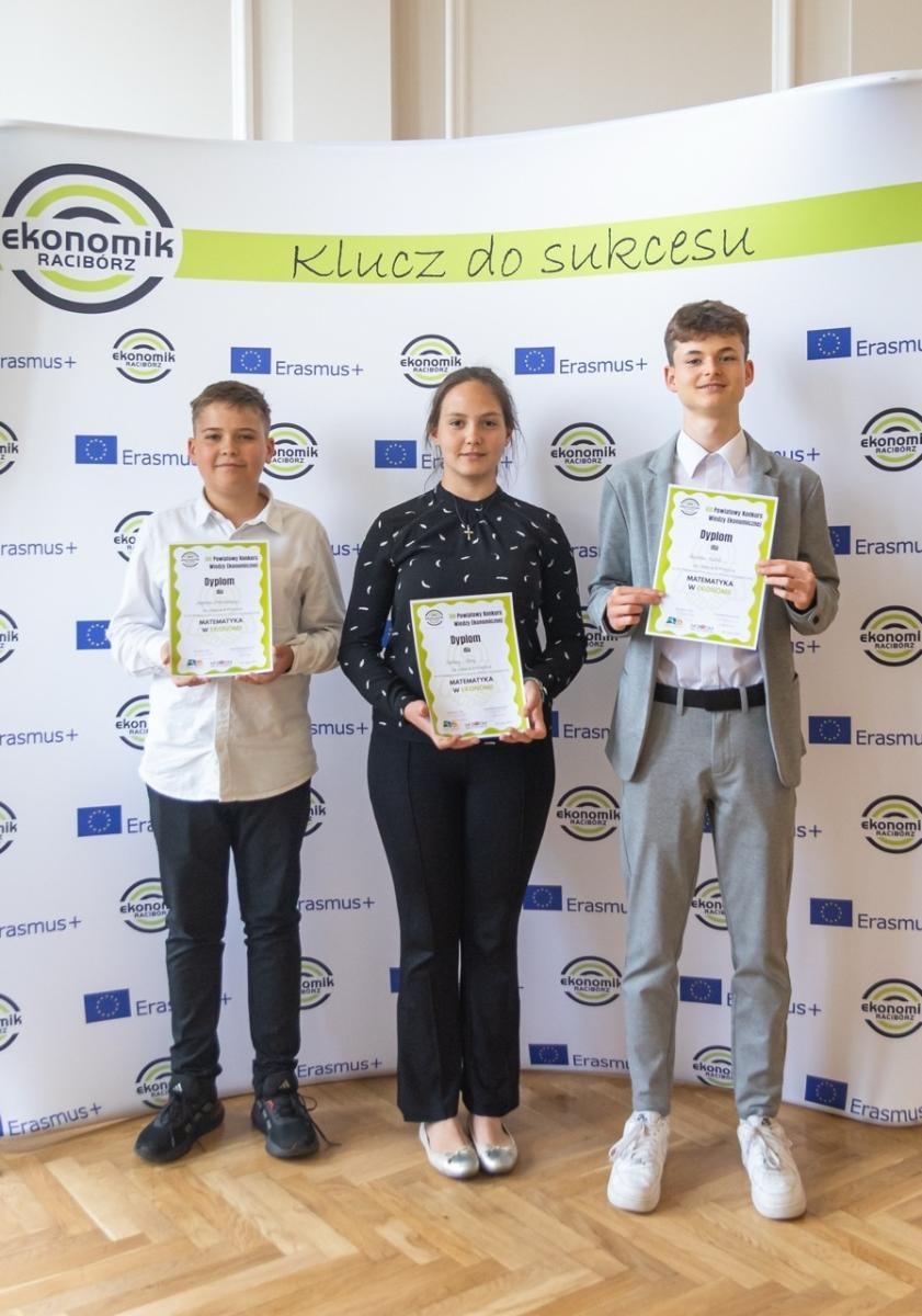 Zdjęcie w galerii na portalu naszraciborz.pl: Matematyka i ekonomia w jednej grze – emocjonująca rywalizacja uczniów z całego powiatu wiadomości z regionu
