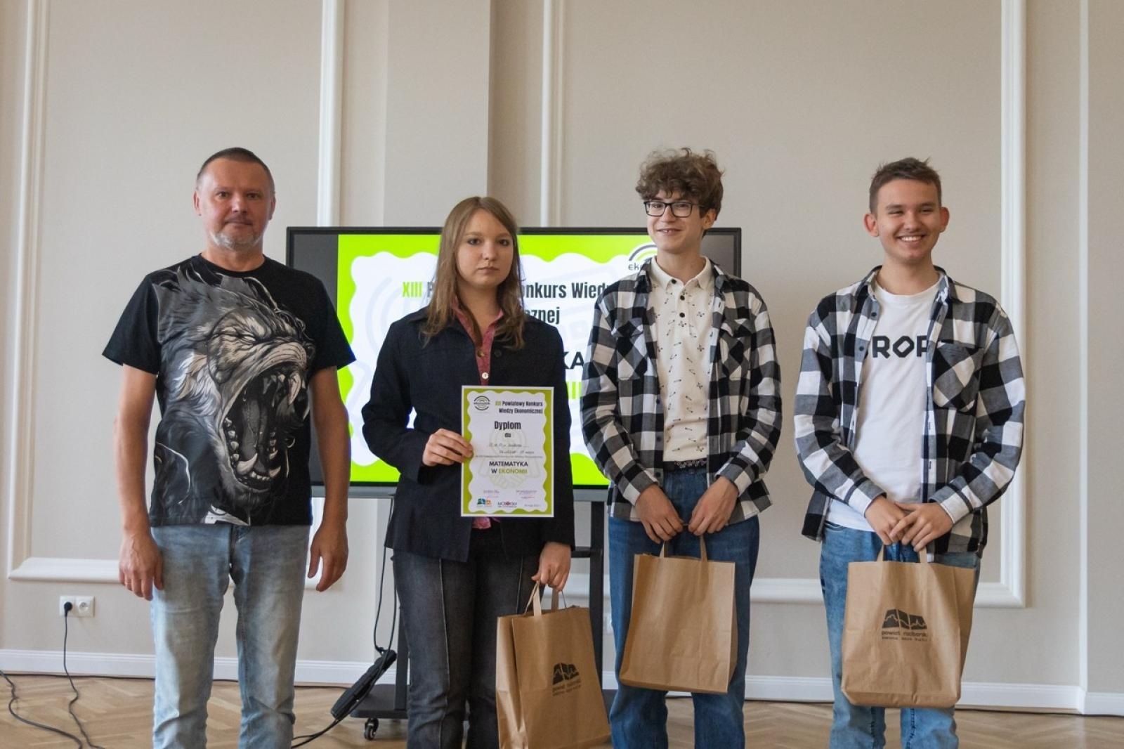 Zdjęcie w galerii na portalu naszraciborz.pl: Matematyka i ekonomia w jednej grze – emocjonująca rywalizacja uczniów z całego powiatu wiadomości z regionu