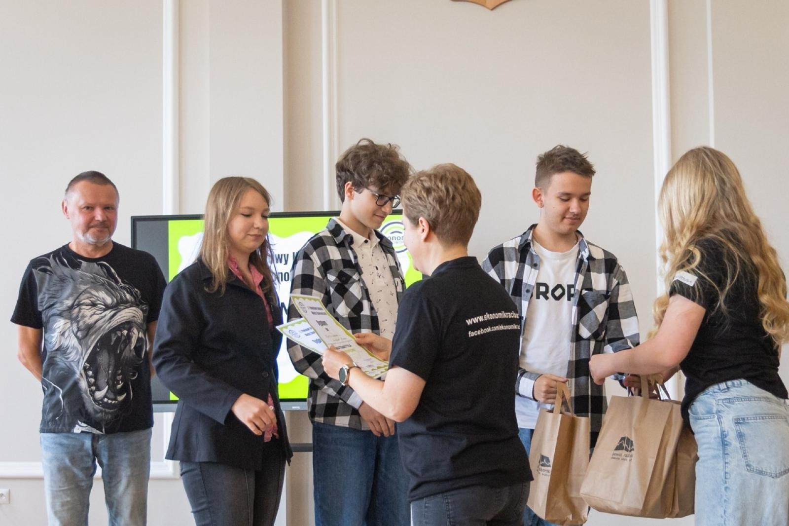 Zdjęcie w galerii na portalu naszraciborz.pl: Matematyka i ekonomia w jednej grze – emocjonująca rywalizacja uczniów z całego powiatu wiadomości z regionu