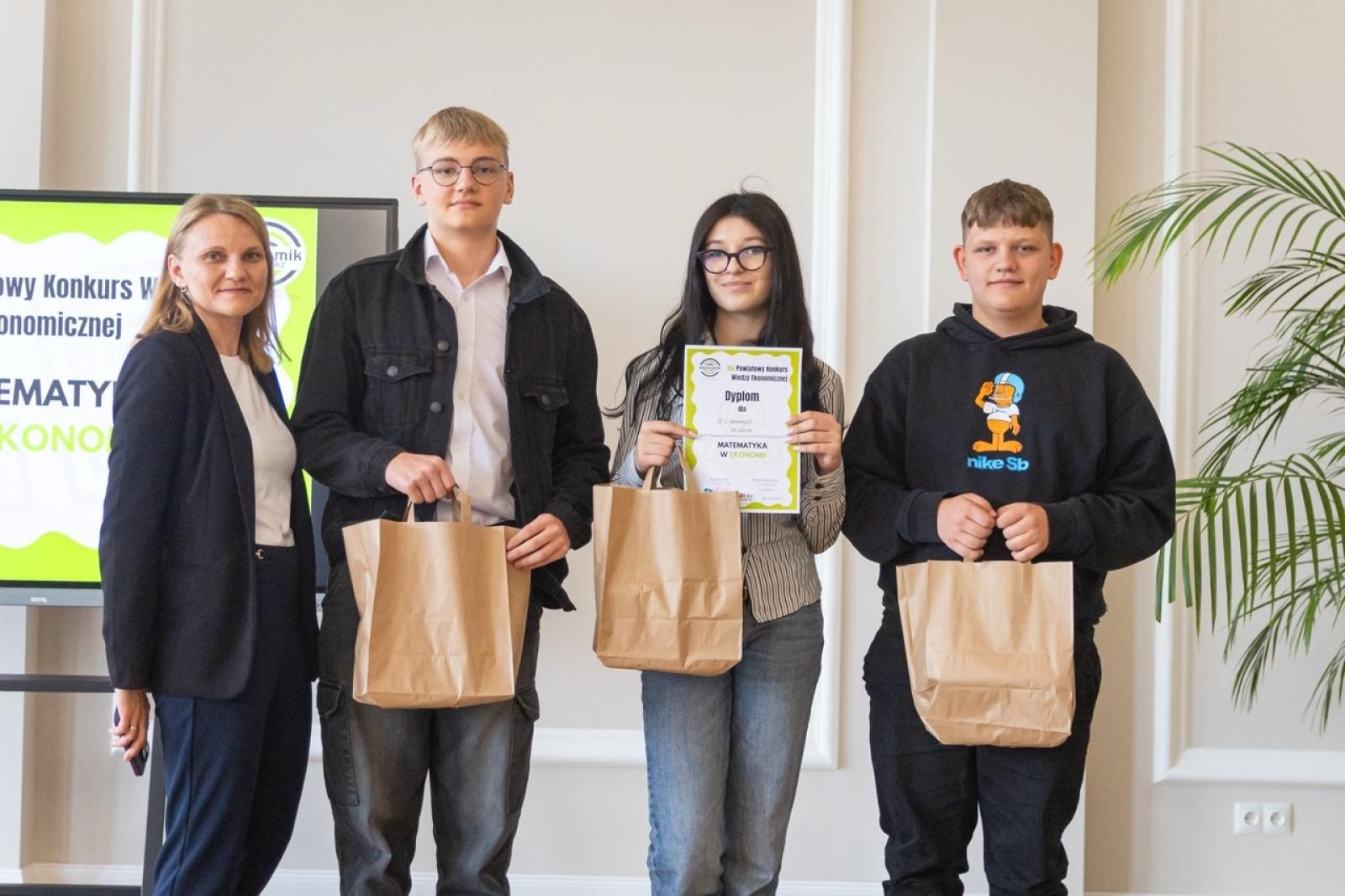 Zdjęcie w galerii na portalu naszraciborz.pl: Matematyka i ekonomia w jednej grze – emocjonująca rywalizacja uczniów z całego powiatu wiadomości z regionu