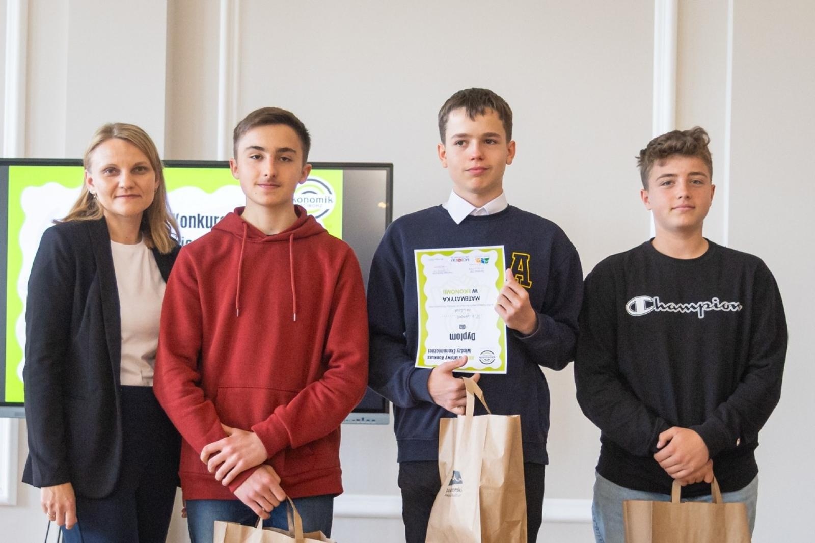 Zdjęcie w galerii na portalu naszraciborz.pl: Matematyka i ekonomia w jednej grze – emocjonująca rywalizacja uczniów z całego powiatu wiadomości z regionu