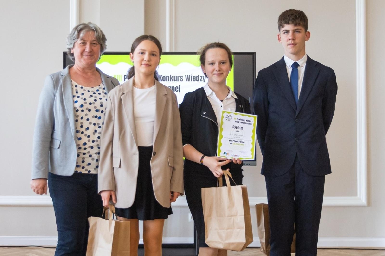 Zdjęcie w galerii na portalu naszraciborz.pl: Matematyka i ekonomia w jednej grze – emocjonująca rywalizacja uczniów z całego powiatu wiadomości z regionu