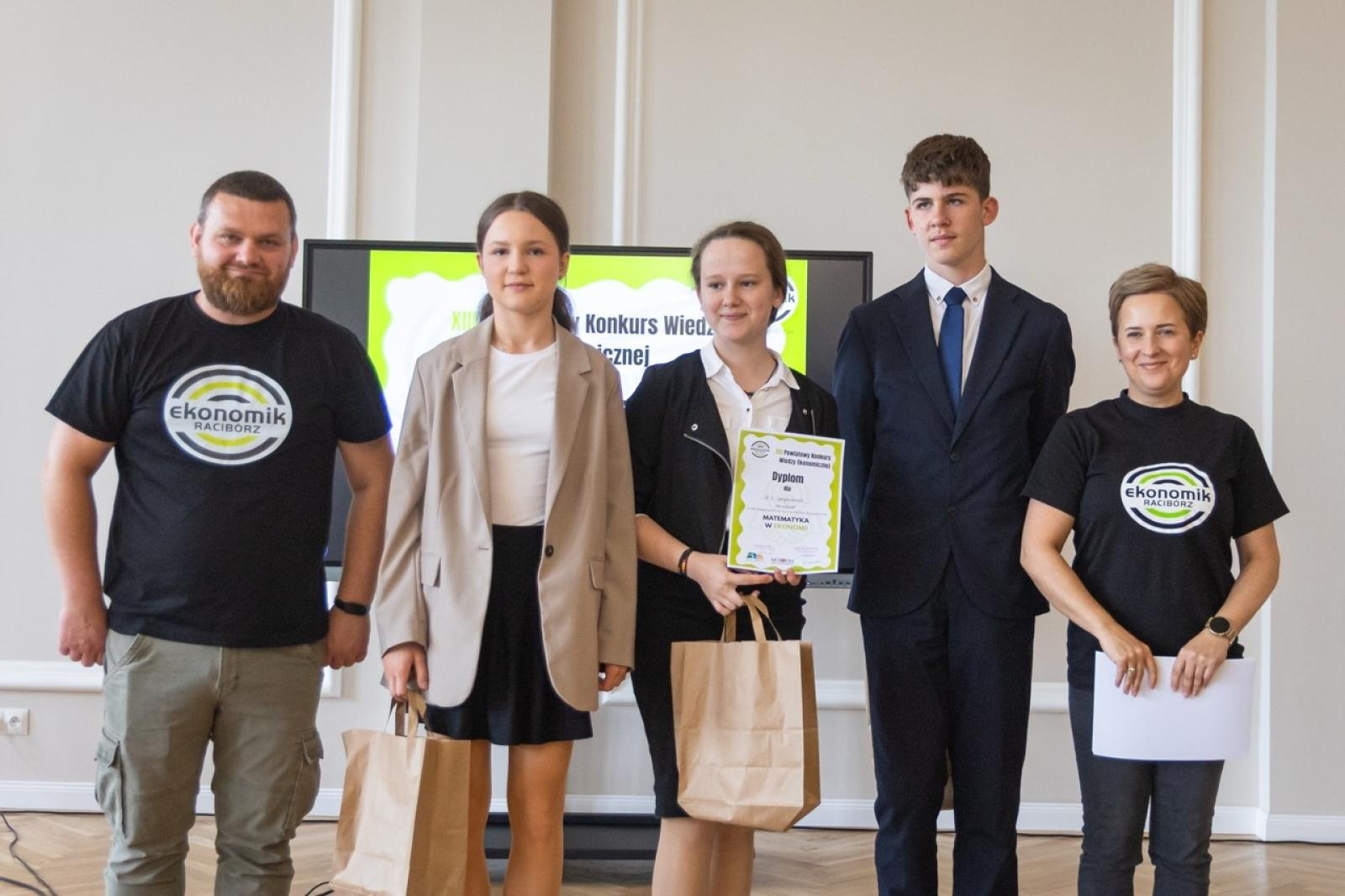 Zdjęcie w galerii na portalu naszraciborz.pl: Matematyka i ekonomia w jednej grze – emocjonująca rywalizacja uczniów z całego powiatu wiadomości z regionu