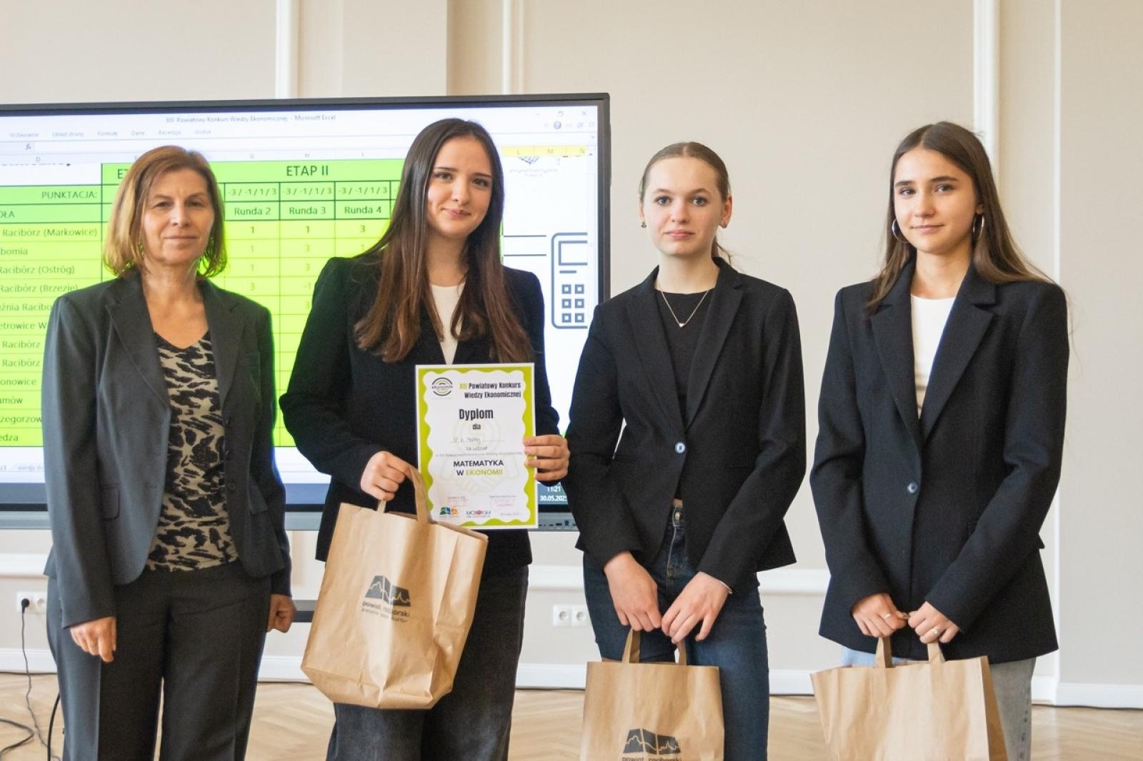 Zdjęcie w galerii na portalu naszraciborz.pl: Matematyka i ekonomia w jednej grze – emocjonująca rywalizacja uczniów z całego powiatu wiadomości z regionu