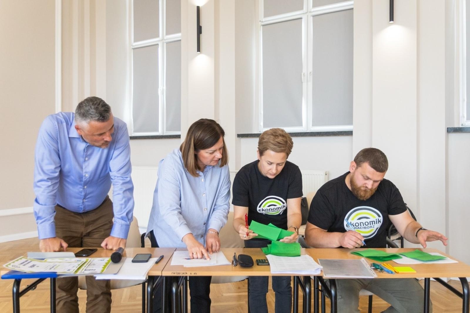 Zdjęcie w galerii na portalu naszraciborz.pl: Matematyka i ekonomia w jednej grze – emocjonująca rywalizacja uczniów z całego powiatu wiadomości z regionu