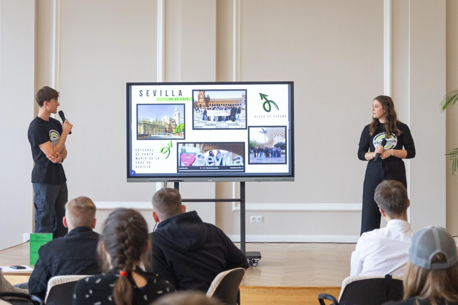 Zdjęcie w galerii na portalu naszraciborz.pl: Matematyka i ekonomia w jednej grze – emocjonująca rywalizacja uczniów z całego powiatu wiadomości z regionu