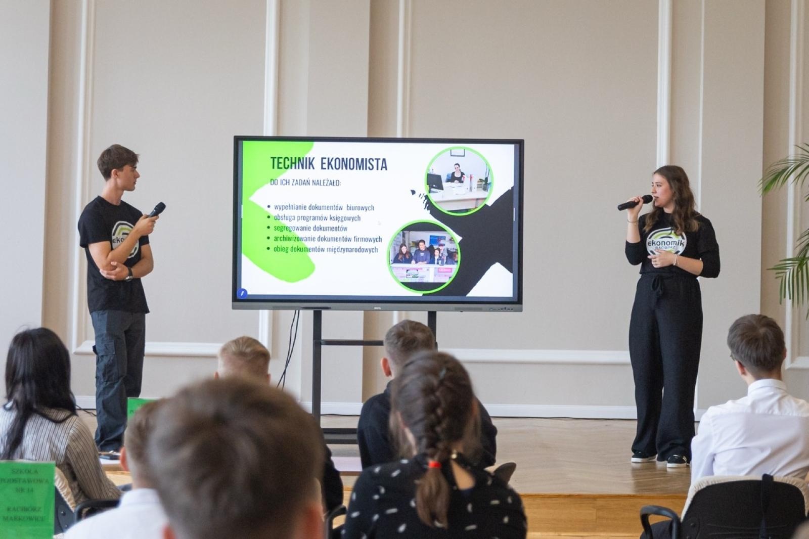 Zdjęcie w galerii na portalu naszraciborz.pl: Matematyka i ekonomia w jednej grze – emocjonująca rywalizacja uczniów z całego powiatu wiadomości z regionu