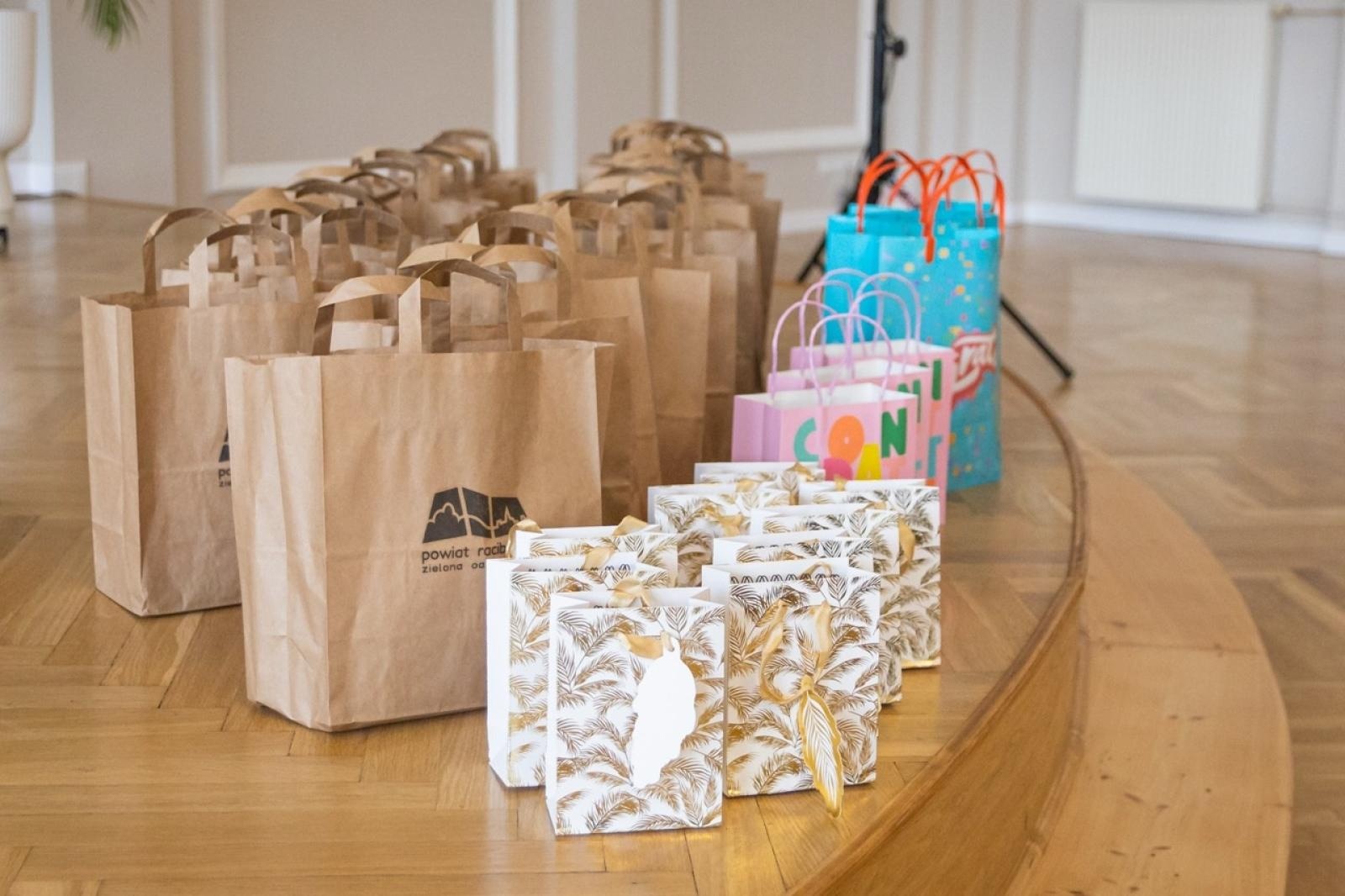 Zdjęcie w galerii na portalu naszraciborz.pl: Matematyka i ekonomia w jednej grze – emocjonująca rywalizacja uczniów z całego powiatu wiadomości z regionu