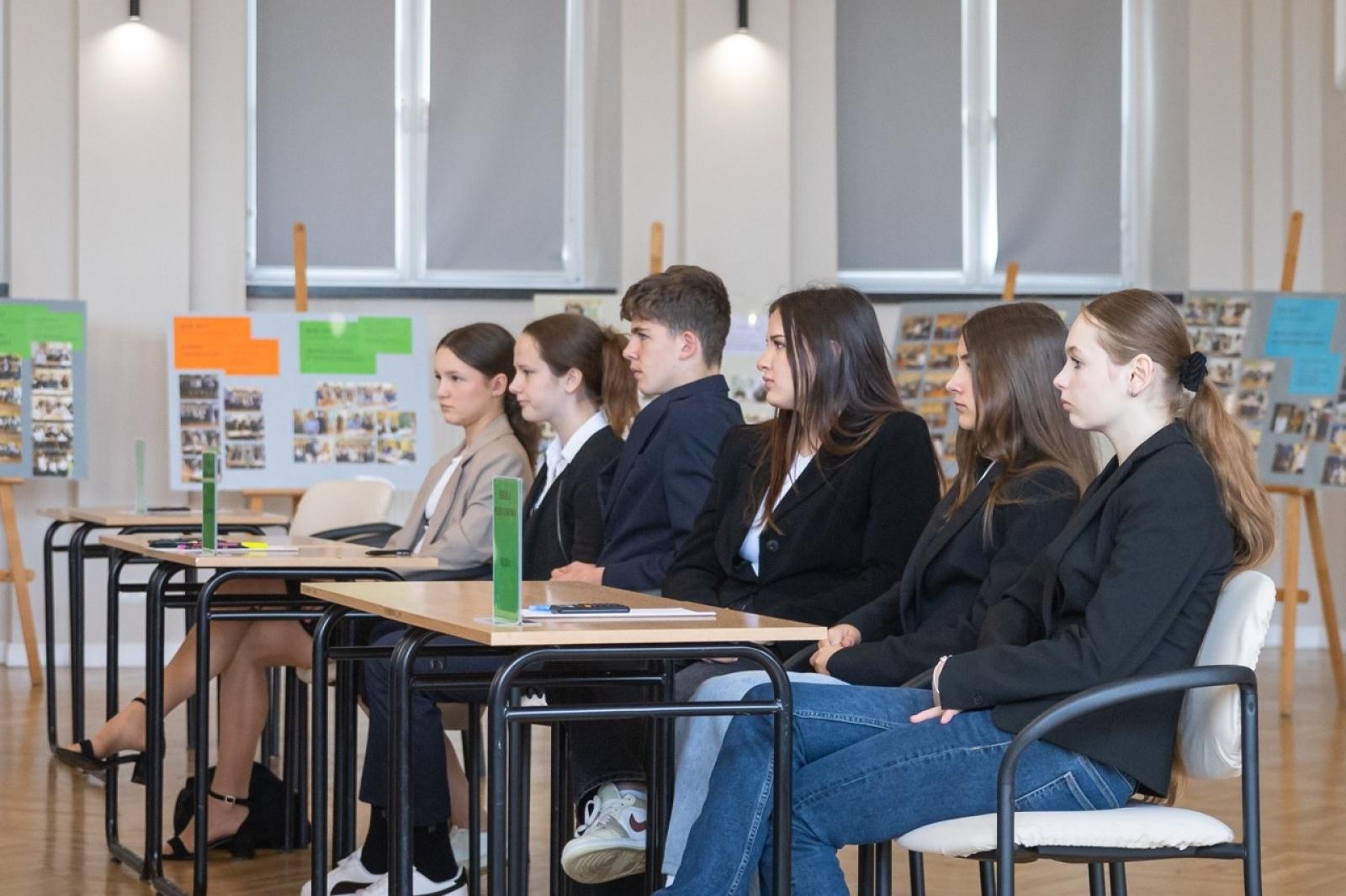 Zdjęcie w galerii na portalu naszraciborz.pl: Matematyka i ekonomia w jednej grze – emocjonująca rywalizacja uczniów z całego powiatu wiadomości z regionu