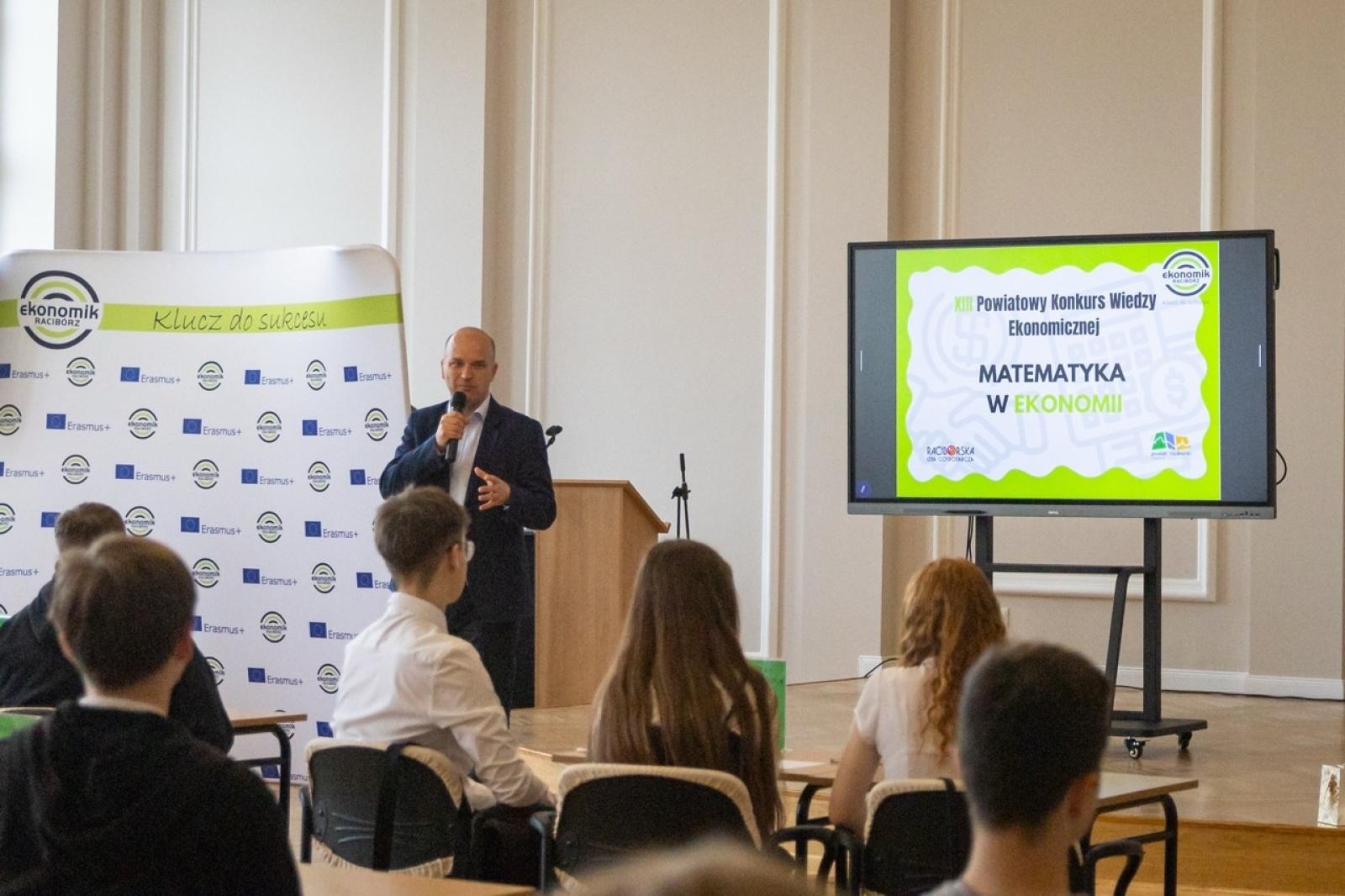 Zdjęcie w galerii na portalu naszraciborz.pl: Matematyka i ekonomia w jednej grze – emocjonująca rywalizacja uczniów z całego powiatu wiadomości z regionu