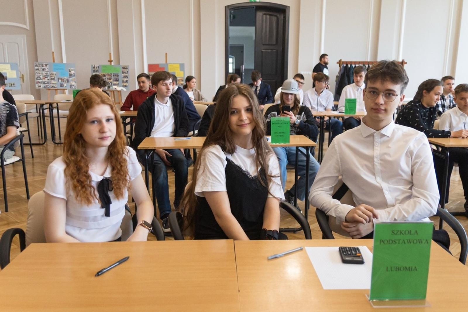 Zdjęcie w galerii na portalu naszraciborz.pl: Matematyka i ekonomia w jednej grze – emocjonująca rywalizacja uczniów z całego powiatu wiadomości z regionu